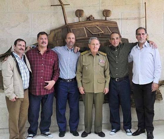 the_cuban_five_with_cuban_president_raul_castro_dec_18_2014_photo_by_cuban_ministry_of_foreign_affairs